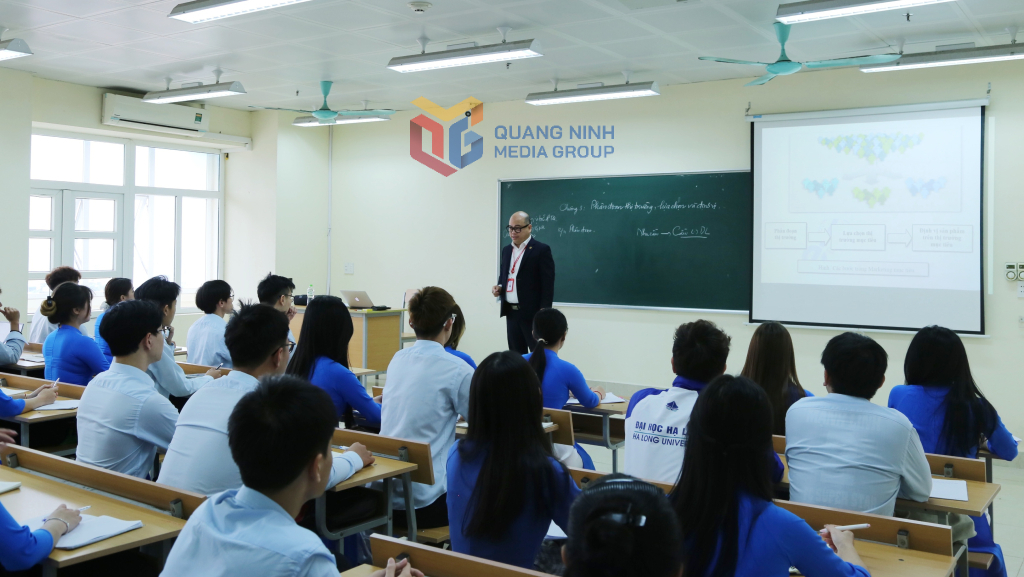 Sinh viên Trường Đại học Hạ Long tích cực tham gia học tập, nghiên cứu, rèn luyện.