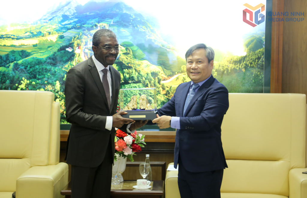 Đồng chí Bí thư Tỉnh ủy tặng quà lưu niệm cho Giám đốc Trung tâm Di sản Thế giới (UNESCO).