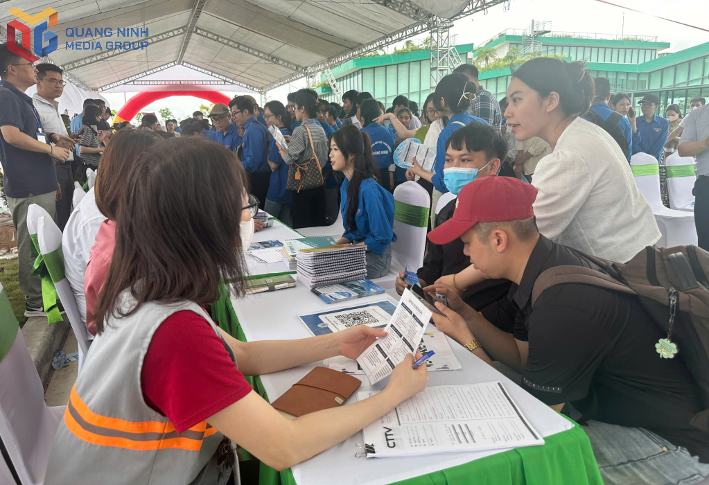 Học sinh, sinh viên và người lao động tìm hiểu thông tin tuyển dụng.
