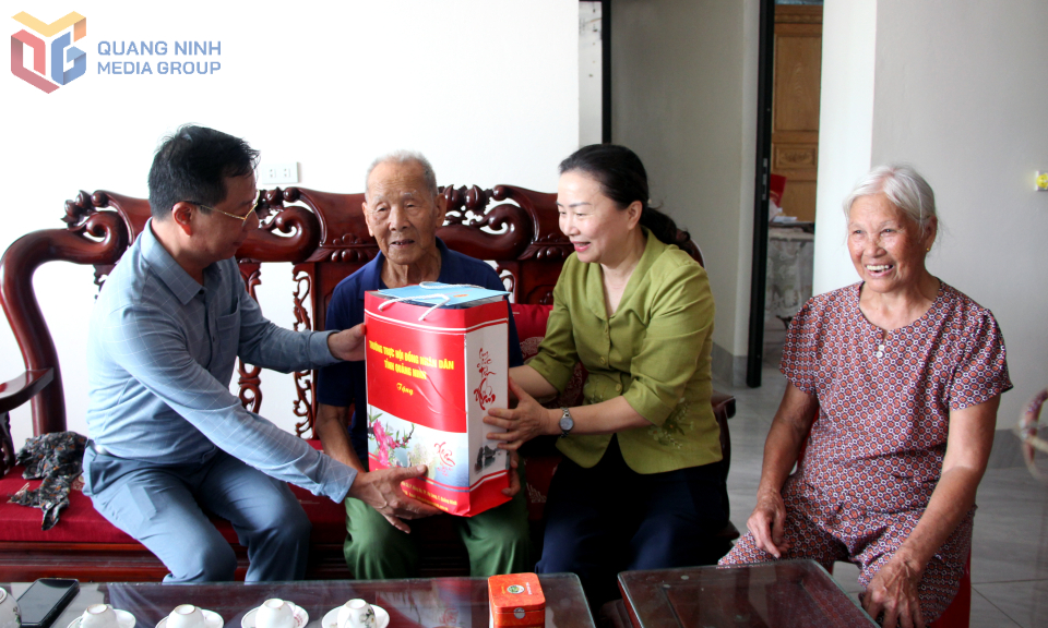Đoàn công tác thăm, tặng quà hộ gia đình ông Đặng Văn Hoặc, thôn Tân Phong, xã Quan Lạn (Vân Đồn).