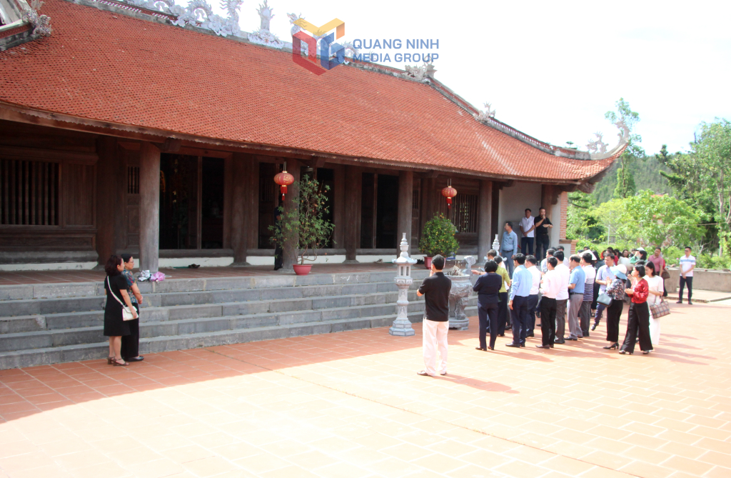 Đoàn công tác khảo sát công tác quản lý nhà nước tại cụm di tích đình, chùa, miếu, nghè tại Quan Lạn.