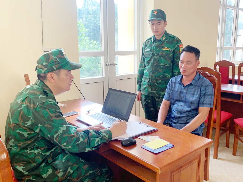 Bộ đội Biên phòng làm việc với đối tượng Lê Văn Dân.