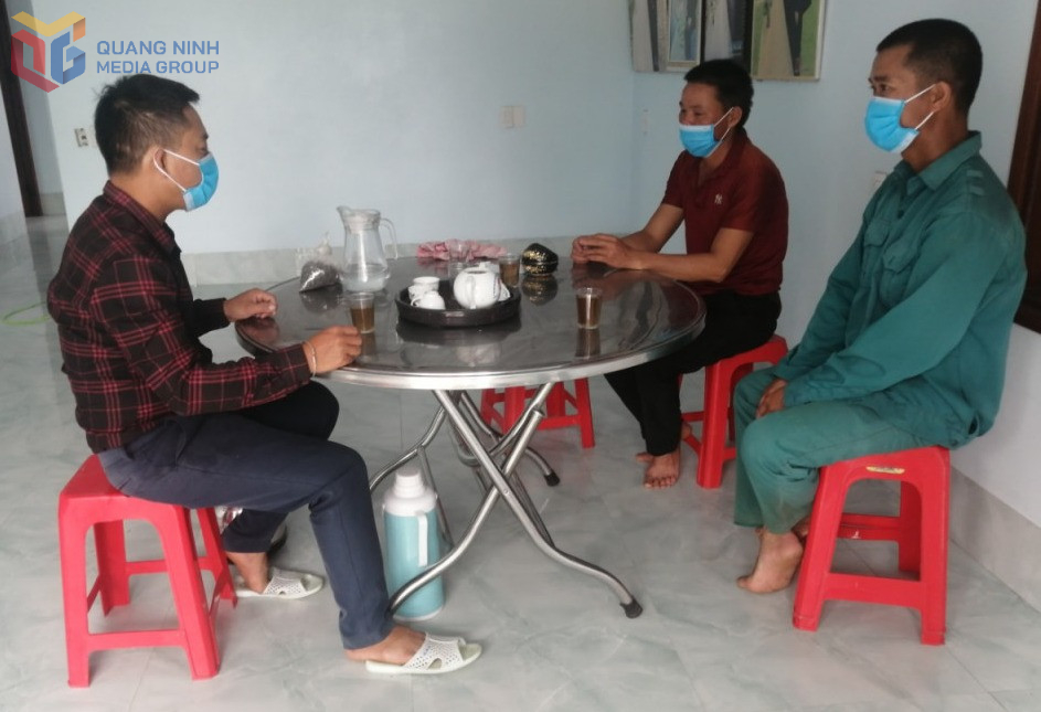 Anh Hà Văn Hoa (ngoài cùng, bên trái), vận động, tuyên truyền người dân thôn 9, xã Quảng Phong thực hiện công tác phòng chống dịch Covid-19