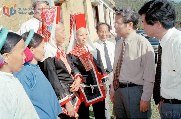 Chủ tịch nước Trần Đức Lương nói chuyện với đồng bào các dân tộc xã Phong Dụ, huyện miền núi Tiên Yên (Quảng Ninh), năm 1997