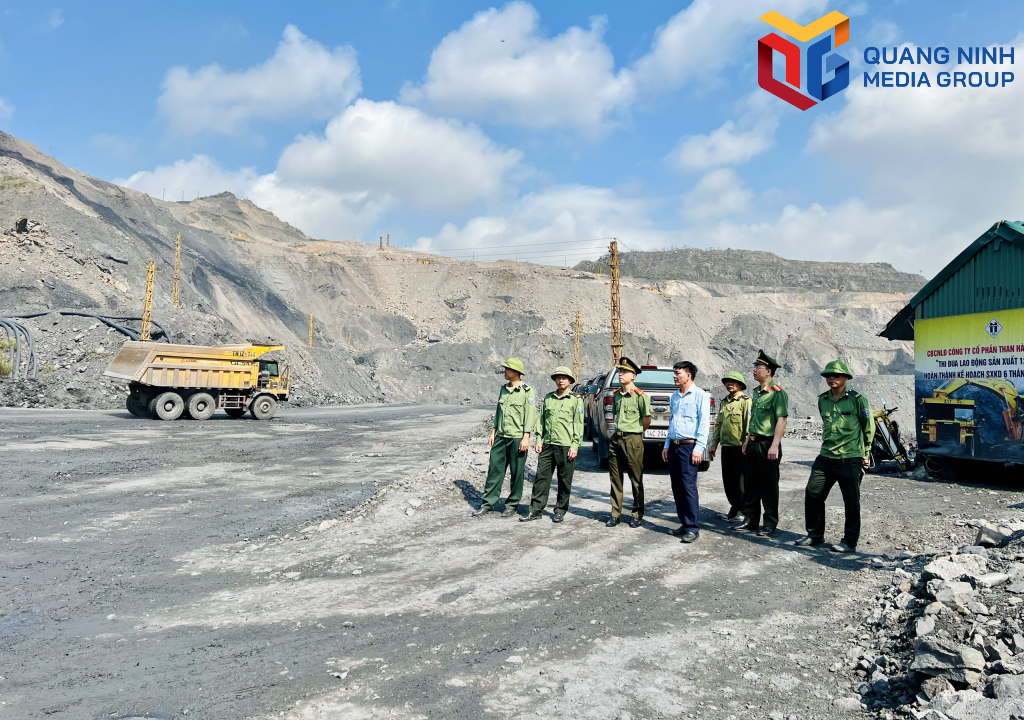 Cán bộ Phòng An ninh kinh tế nắm tình hình địa bàn tại Công ty CP Than Hà Tu - Vinacomin.