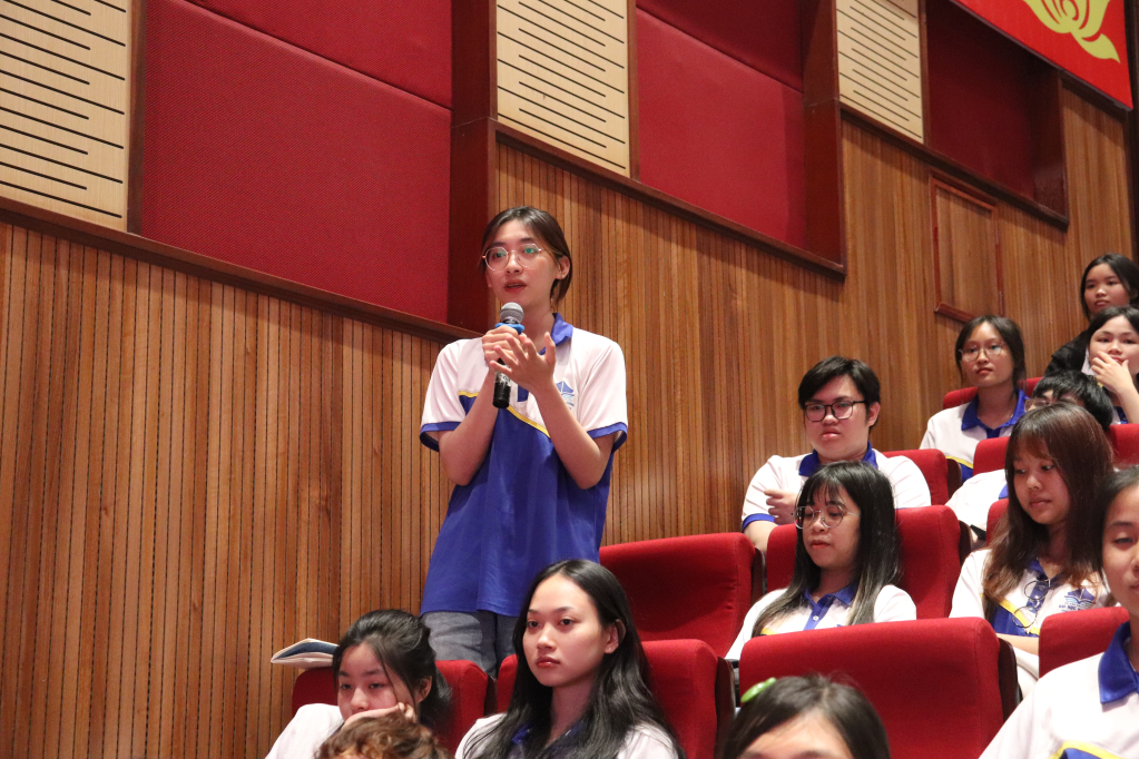 Sinh viên Đại học Hạ Long đặt câu hỏi cho ông ông Lazare Eloundou Assomo.