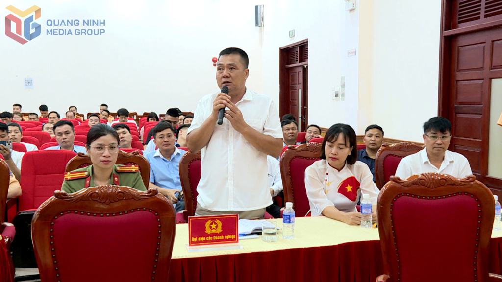 Đại diện chi Hội tàu Du lịch Hạ Long kiến nghị cần bổ sung phao tiêu, báo hiệu tránh xung đột giữa tàu du lịch và các tàu lưu thông trên luồng quốc gia ở Vịnh Hạ long.