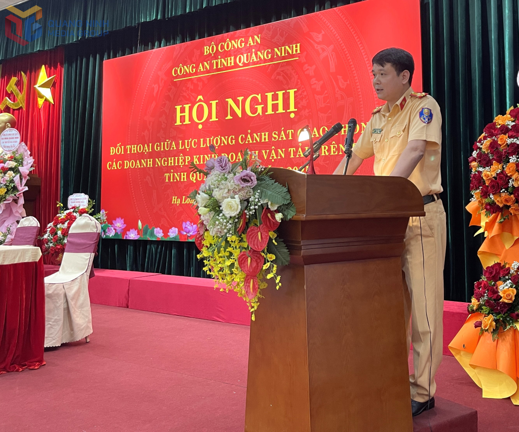 Thượng tá Nguyễn Thành Hưng, Trưởng Phòng CSGT trả lời các câu hỏi của đại diện doanh nghiệp.