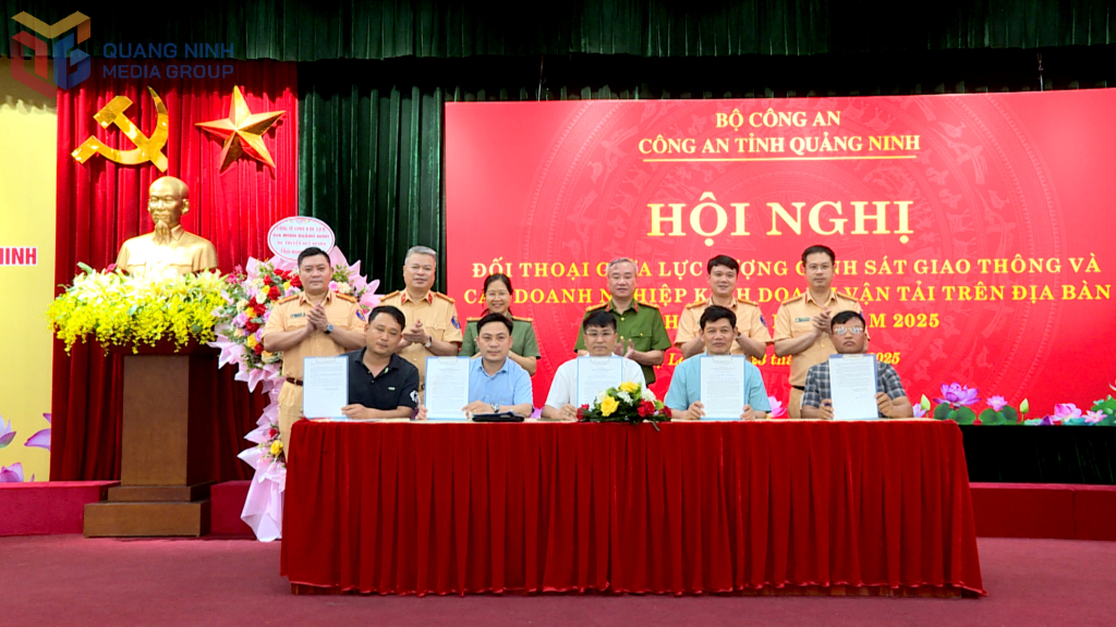 Đại diện các doanh nghiệp kinh doanh vận tải ký cam kết chấp hành nghiêm các quy định pháp luật về TTATGT.