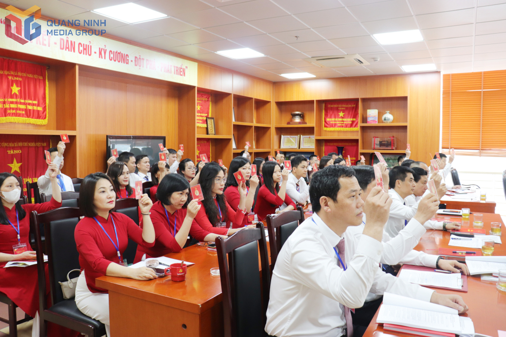 Đại biểu biểu quyết thông qua Nghị quyết nhiệm kỳ 2025-2030.
