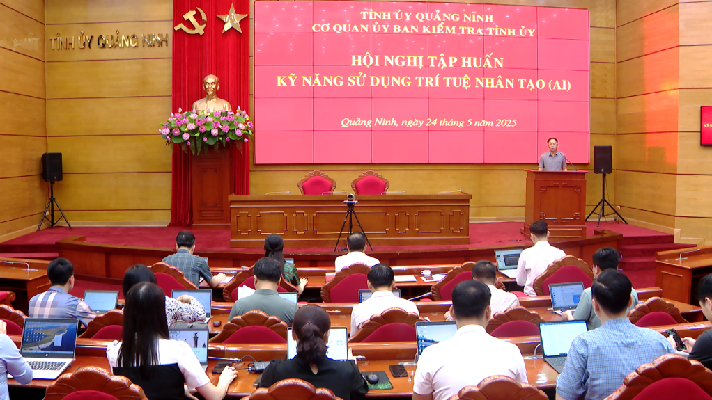 Lãnh đạo Ủy ban Kiểm tra Tỉnh ủy khai mạc hội nghị tập huấn kỹ năng sử dụng trí tuệ nhân tạo (AI)