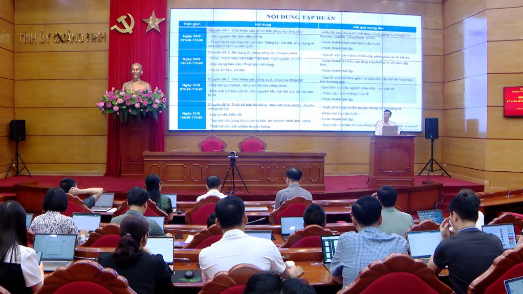 Giảng viên chia sẻ các nội dung về các kỹ năng sử dụng công nghệ AI