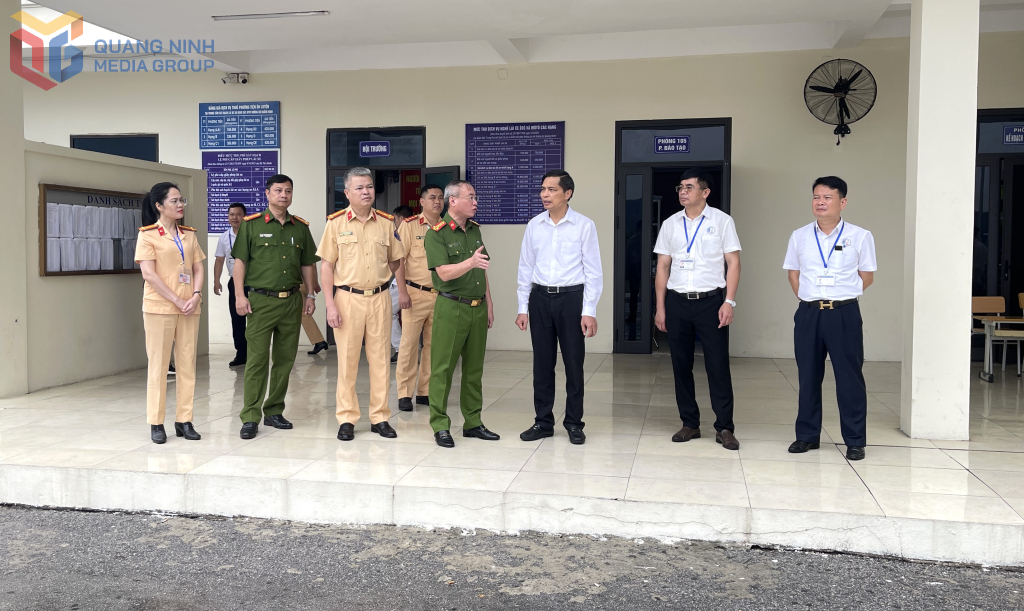 Từ sớm đồng chí Vũ Văn Diện, Phó chủ tịch Thường trực UBND tỉnh đã tới kiểm tra công tác chuẩn bị sát hạch tại Trung tâm đào tạo và sát hạch lái xe và Giám sát giao thông.