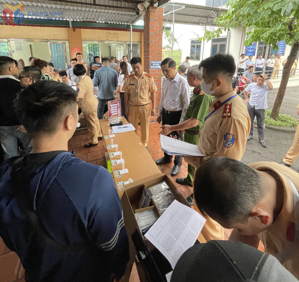 Đồng chí PCT Thường trực UBND tỉnh và lãnh đạo Công an tỉnh kiểm tra công tác test ma túy và nồng độ cồn của các thí sinh trước khi bước vào sát hạch.