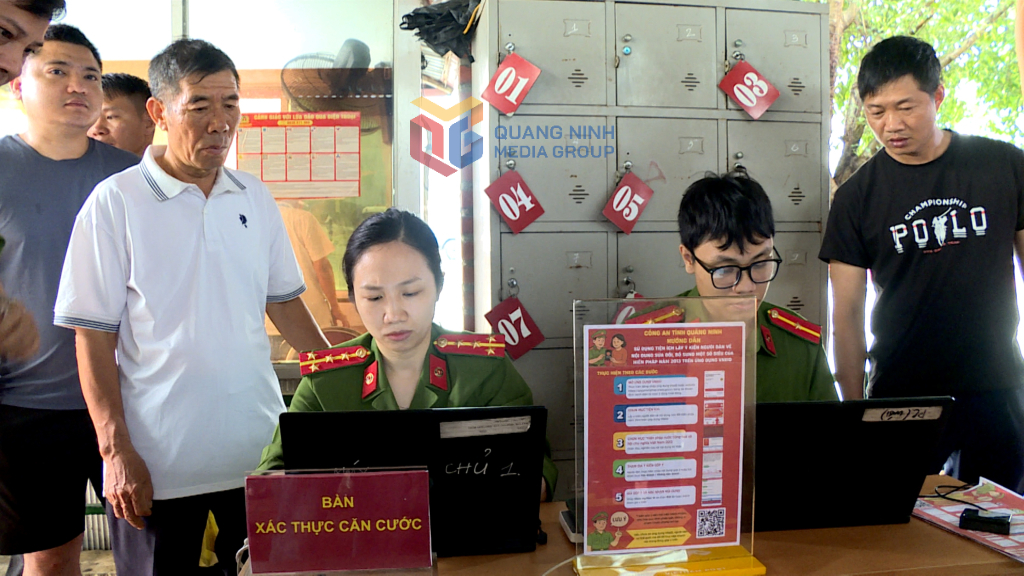 Cán bộ phòng CS Quản lý hành chính về TTXH (Công an tỉnh) hỗ trợ các thí sinh đăng ký tài khoản định danh mức độ 2 trên VNeID.