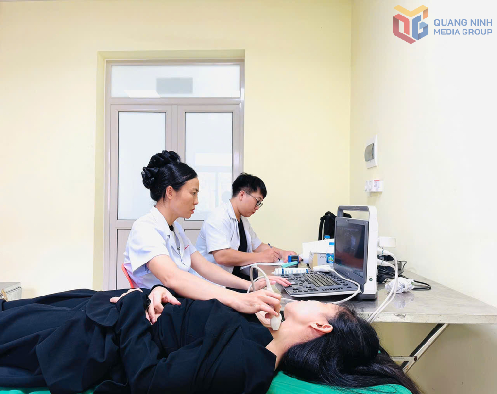 Khám sức khoẻ cho người lao động tại Công ty CP Xi măng và Xây dựng Quảng Ninh.