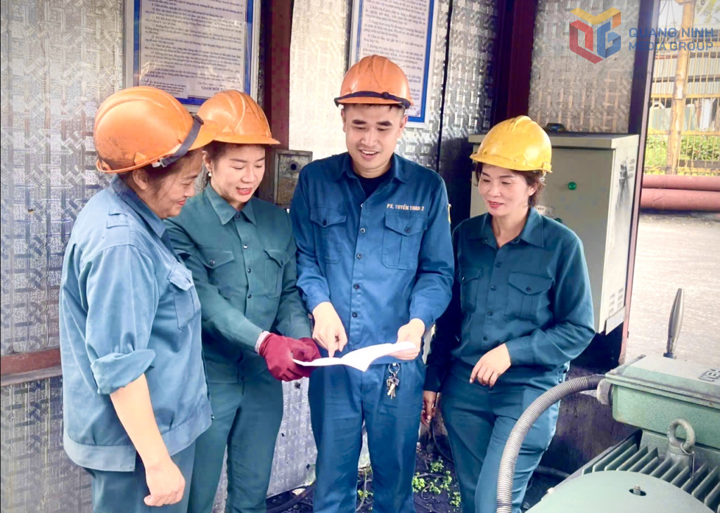 Anh Bùi Quốc Chiến cùng các đồng nghiệp trao đổi kinh nghiệm trong công việc.