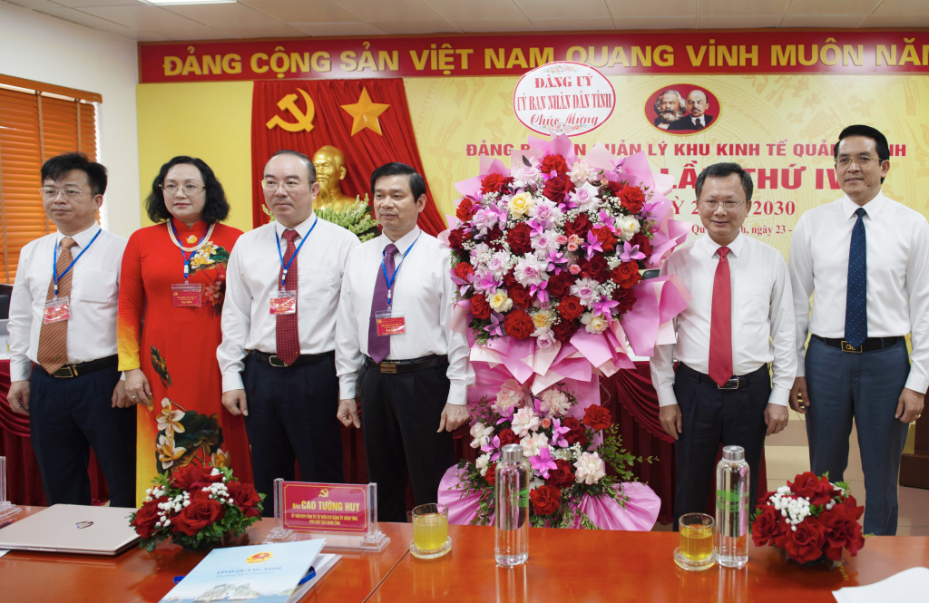Các đồng chí Thường trực Đảng ủy UBND tỉnh tặng hoa chúc mừng Đại hội.