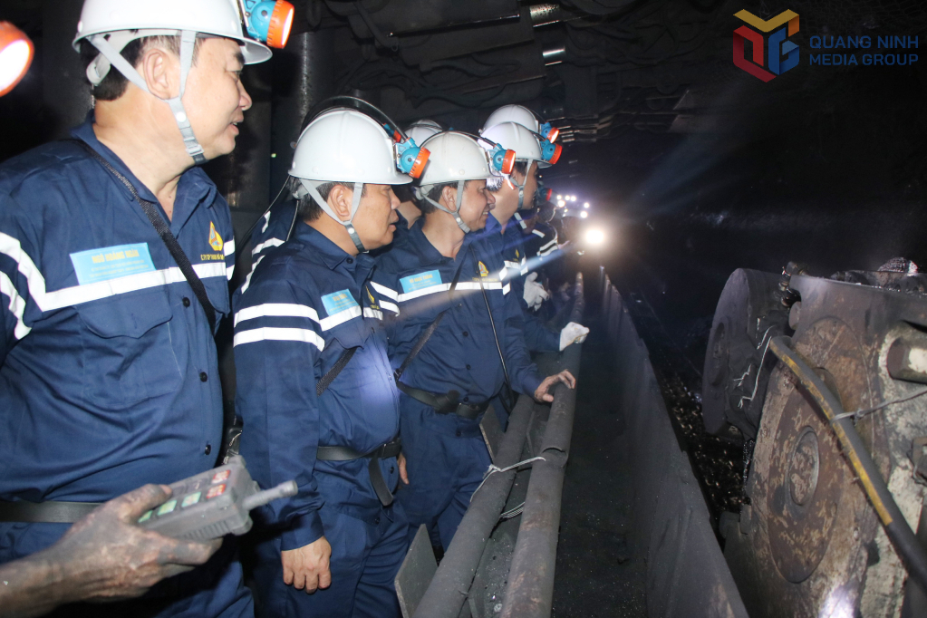 Lãnh đạo Tập đoàn, Công ty CP Than Hà Lầm báo cáo với đồng chí Bí thư Tỉnh ủy, về tình hình sản xuất tại Lò chợ cơ giới hóa đồng bộ công suất 1,2 triệu tấn/năm.