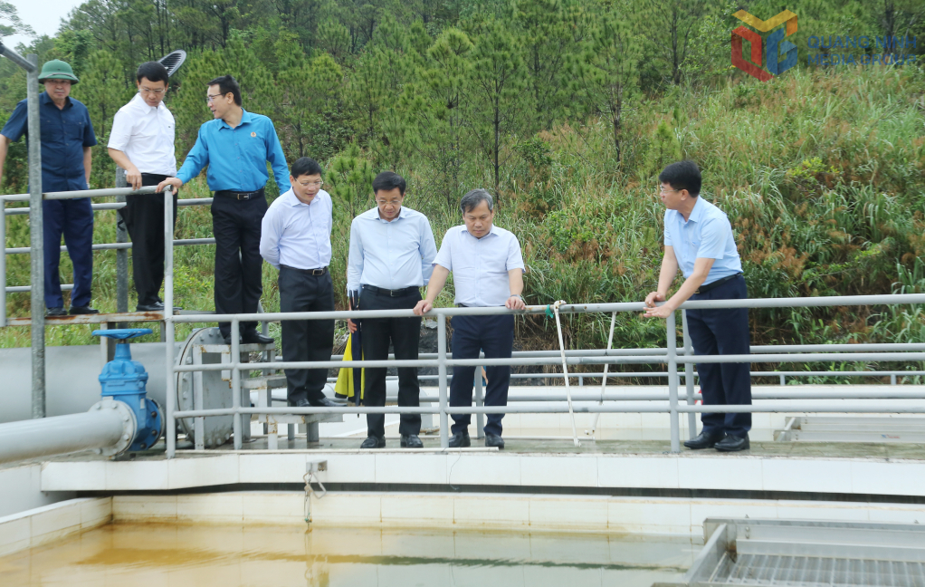 Đồng chí Bí thư Tỉnh ủy cùng đoàn công tác kiểm tra cơ sở vật chất tại Nhà máy nước Hoành Bồ.