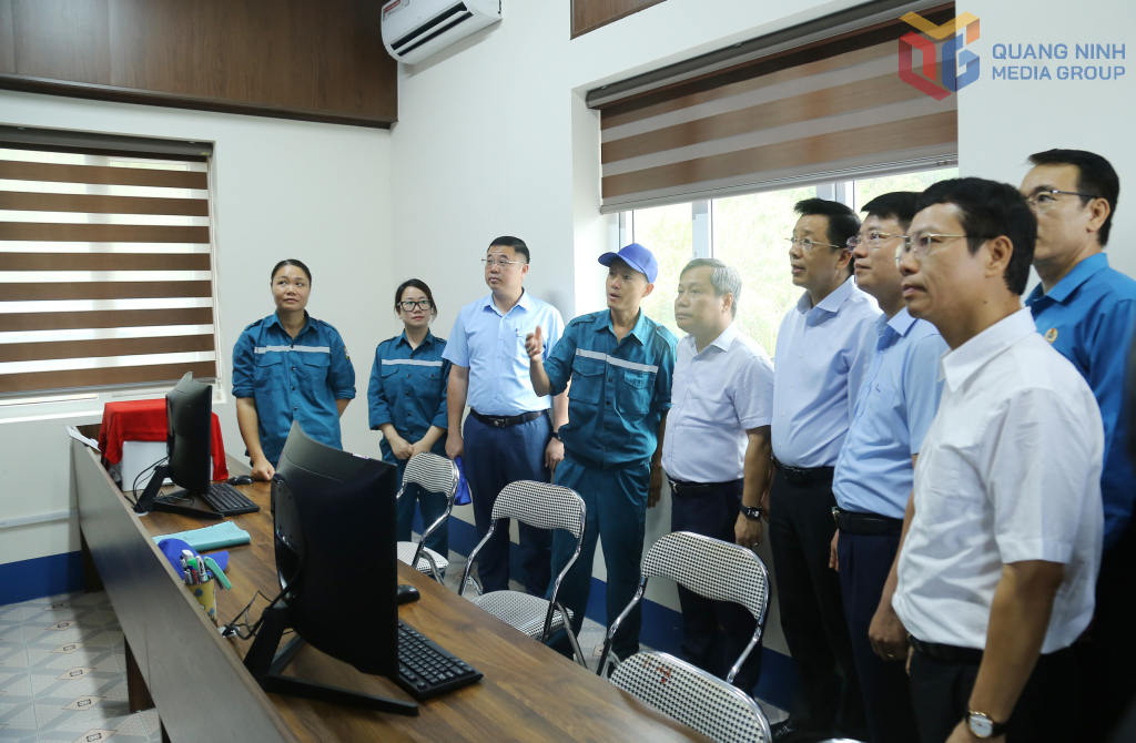 Đồng chí Bí thư Tỉnh ủy kiểm tra hệ thống giám sát tại Nhà máy nước Hoành Bồ.