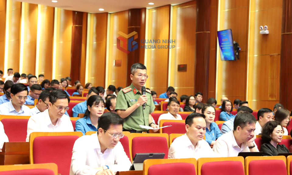 Đại diện Công an tỉnh, trao đổi vấn đề liên quan đến đảm bảo ANTT tại địa bàn khu công nghiệp.