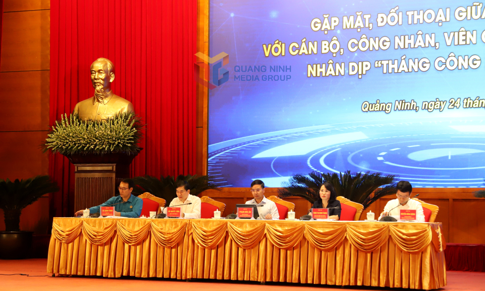 Các đồng chí lãnh đạo tỉnh, sở, ban, ngành chủ trì hội nghị.