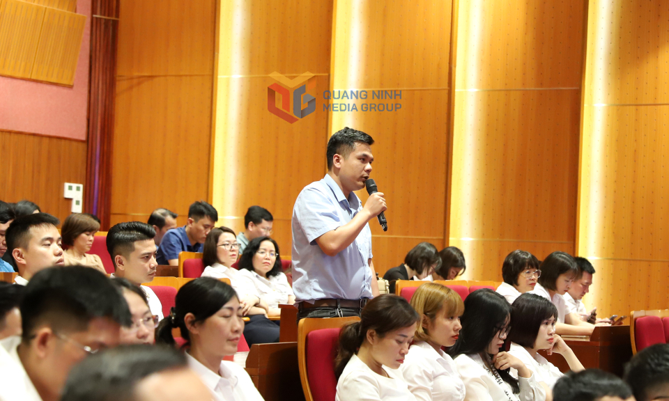 Đại diện công nhân Chi nhánh Công ty TNHH Sao Vàng, nêu ý kiến tại hội nghị.