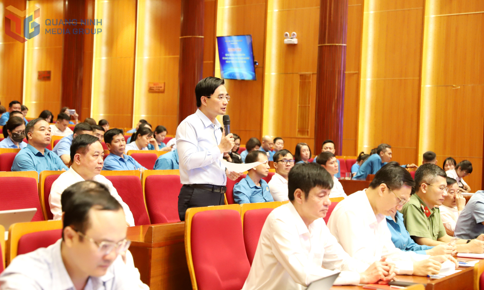 Lãnh đạo Sở Xây dựng, trao đổi về vấn đề nhà ở xã hội.