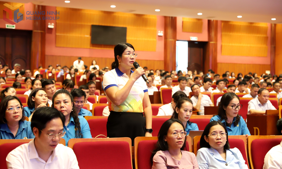 Đại diện công nhân Công ty CP Xi măng và Xây dựng Quảng Ninh, trình bày ý kiến tại hội nghị.