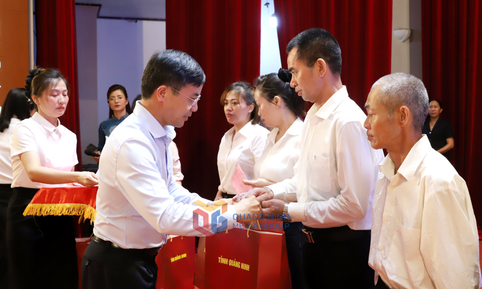 Đồng chí Phạm Đức Ấn, Phó Bí thư Tỉnh ủy, Chủ tịch UBND tỉnh, tặng quà cho công nhân có hoàn cảnh khó khăn.