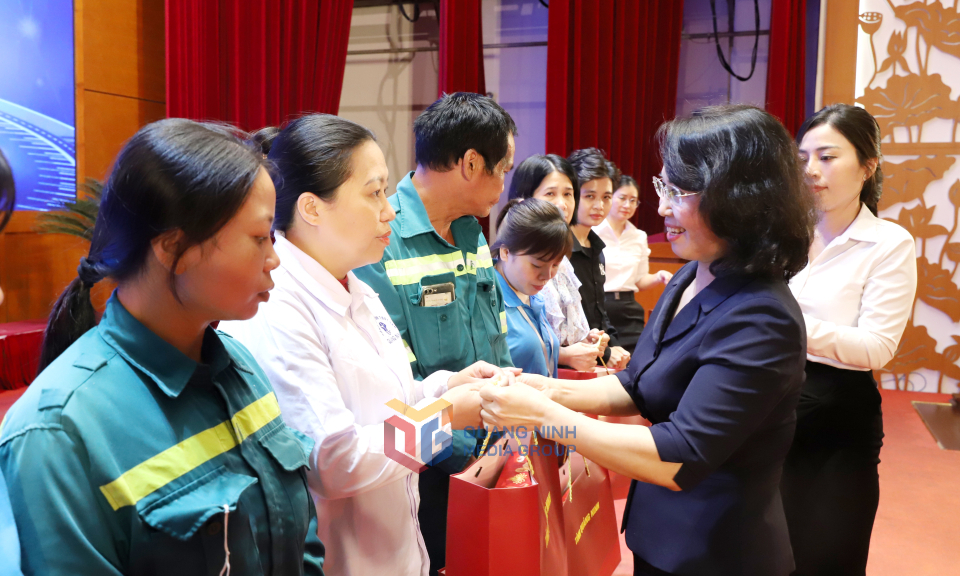 Đồng chí Trịnh Thị Minh Thanh, Phó Bí thư Thường trực Tỉnh ủy, Chủ tịch HĐND tỉnh, tặng quà cho công nhân có hoàn cảnh khó khăn.