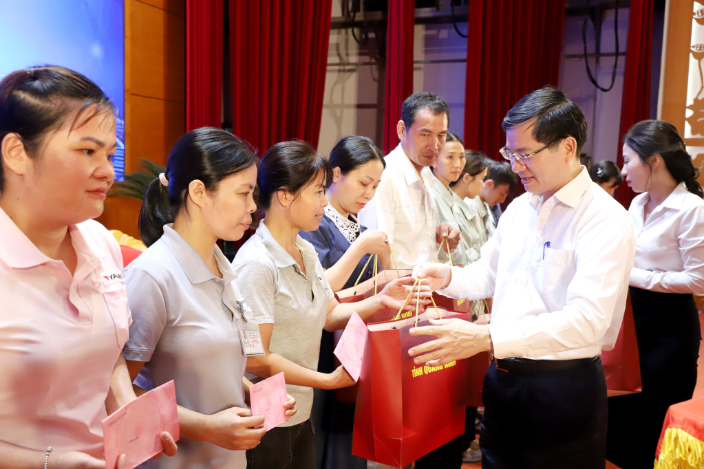 Đồng chí Vũ Quyết Tiến, Phó Bí thư Tỉnh ủy, trao quà cho công nhân có hoàn cảnh khó khăn.
