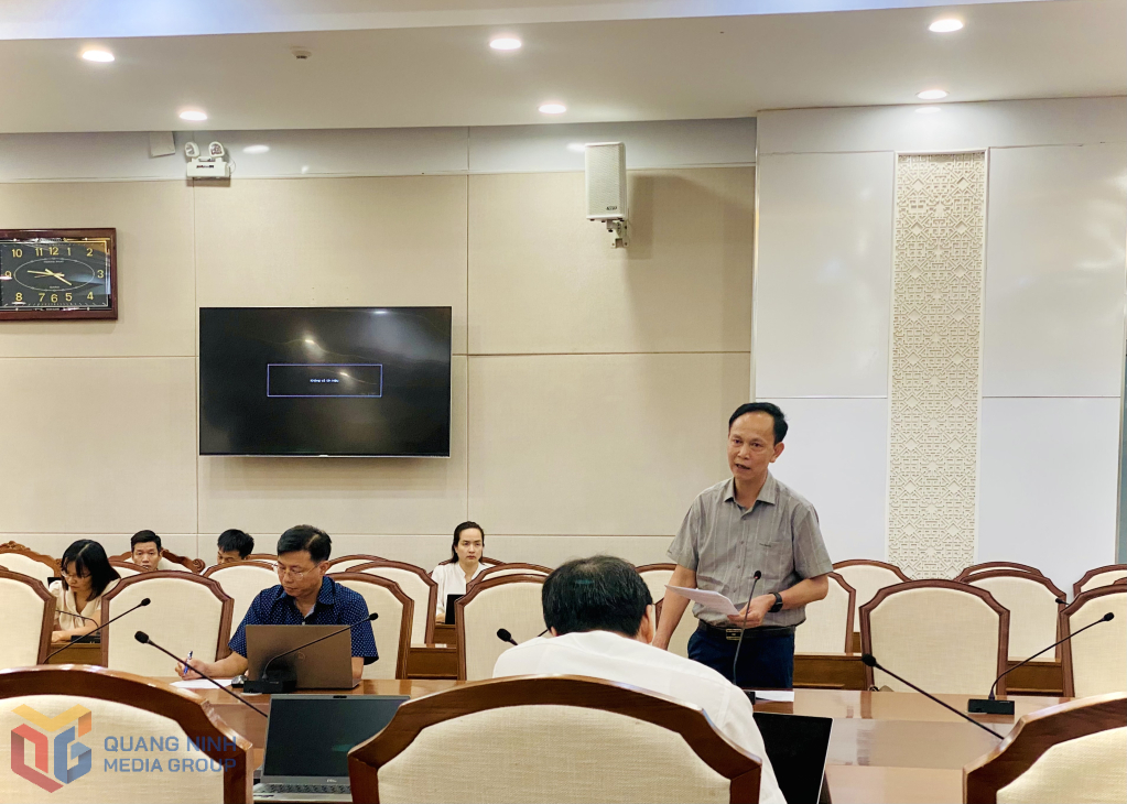 Lãnh đạo Thị xã Quảng Yên báo cáo tiến độ cấp phép và giao khu vực biển của địa phương.