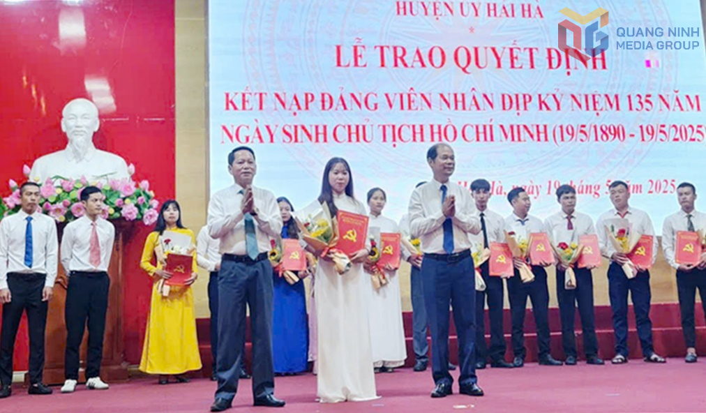 Chị Bùi Thị Bích, công nhân Công ty TNHH Hoa Lợi Đạt Việt Nam (KCN Cảng biển Hải Hà) vinh dự được kết nạp vào đảng ngày 19/5/2025.