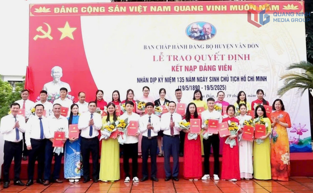 BCH Huyện ủy Vân Đồn trao quyết định kết nạp đảng viên nhân dịp Kỷ niệm 135 năm ngày sinh Chủ tịch Hồ Chí Minh 19/5 (1890-2025).