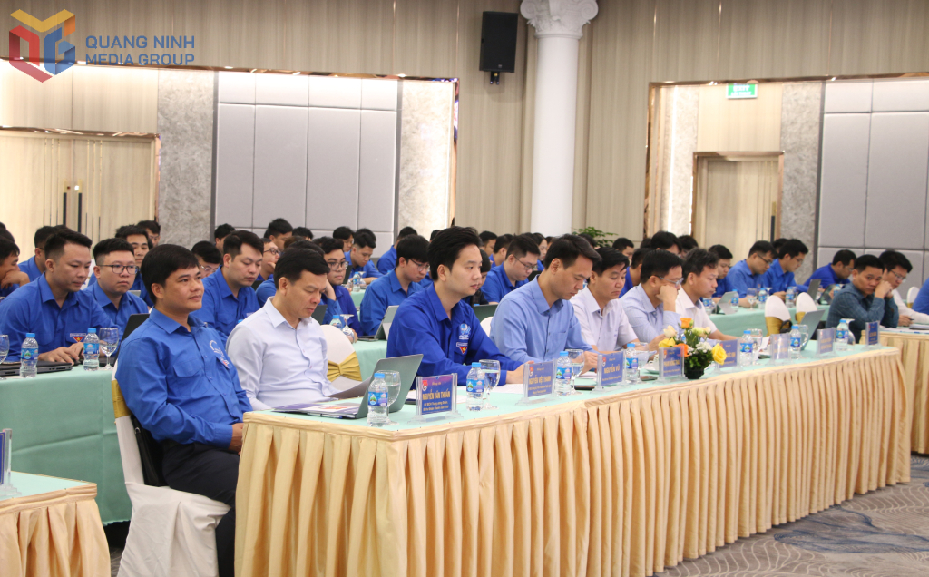Các đại biểu cùng đông đảo cán bộ, ĐVTN Tập đoàn Công nghiệp Than - Khoáng sản Việt Nam tham dự diễn đàn.