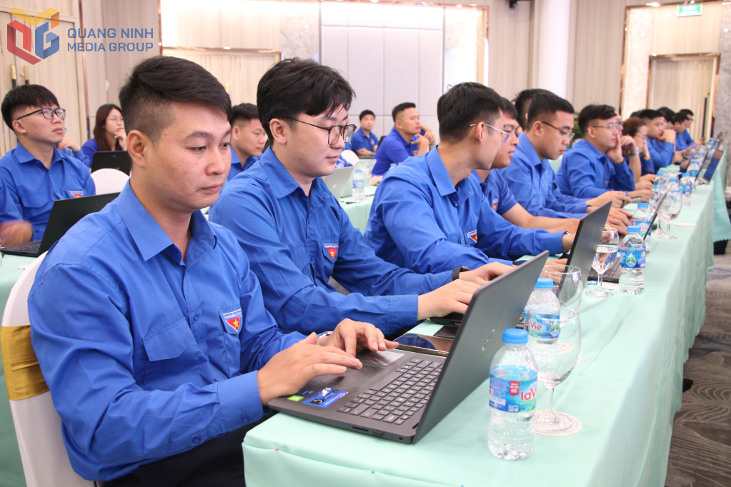 ĐVTN thực hành kỹ năng sử dụng AI.