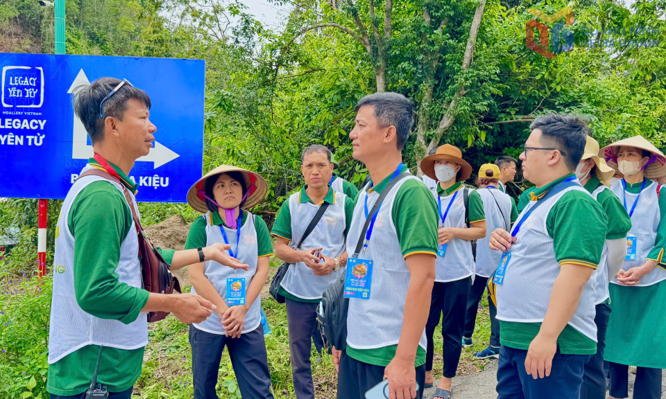 Lực lượng thiện nguyện họp bàn, phân chia công việc hỗ trợ tăng ni, phật tử, nhân dân đến chiêm bái.