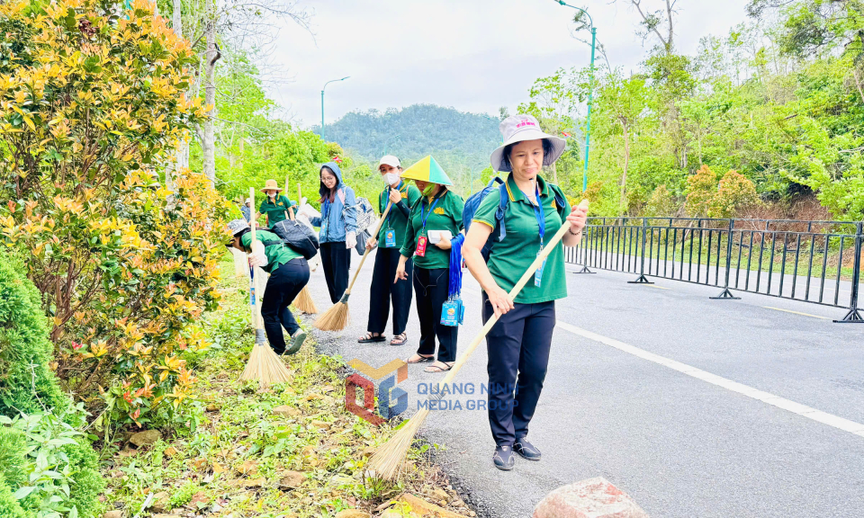 Lực lượng thiện nguyện tích cực quét dọn vệ sinh tuyến đường giao thông vào Cung Trúc Lâm Yên Tử.