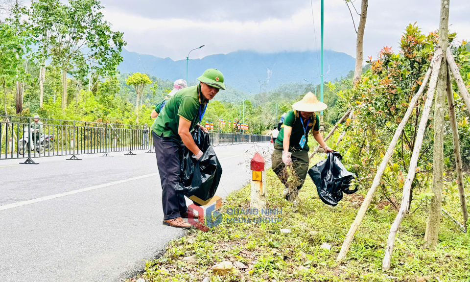 … và thu nhặt chi tiết từng túi rác thải còn sót lại bên đường.