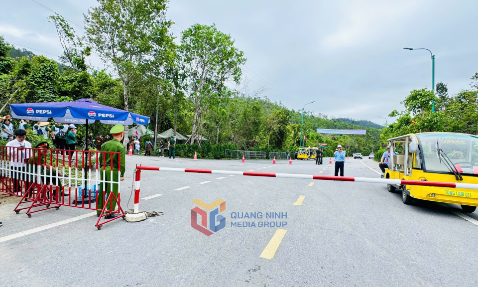 Lực lượng công an, quân đội phối hợp với nhân viên Công ty CP Phát triển Tùng Lâm chặn gác, cấm các phương tiện giao thông vào khu vực hành lễ.