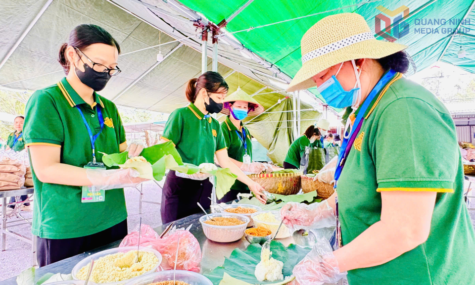 Rất đông người dân thiện nguyện từ các nơi đổ về Yên Tử hỗ trợ công tác đóng gói xôi.