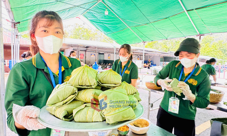 Những mâm xôi được hoàn thiện, chờ được mang đến các điểm để phát miễn phí.