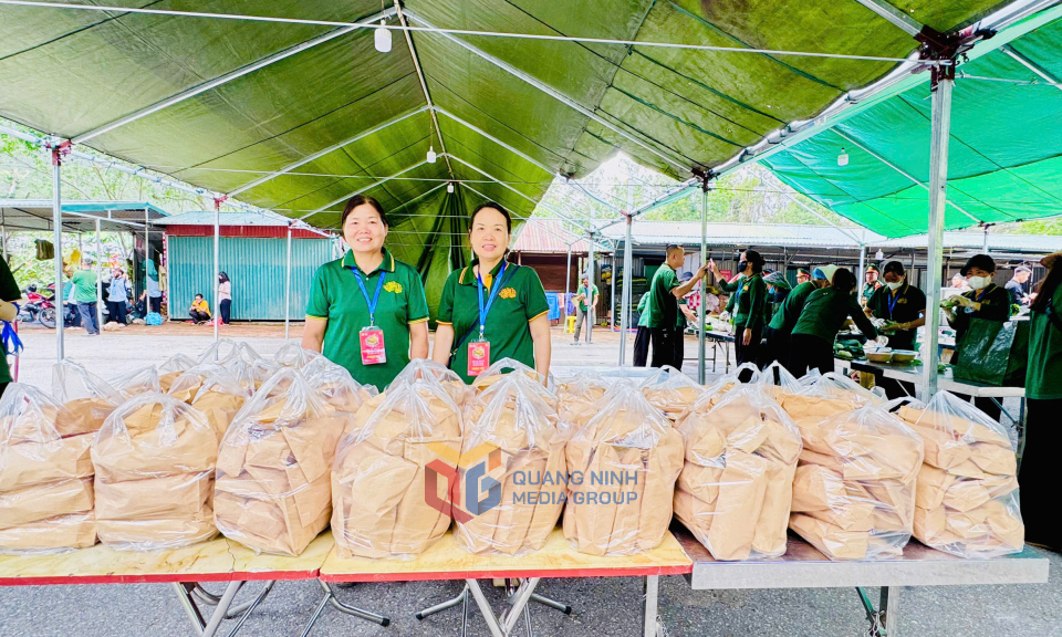 Những gói xôi, bánh mì đã sẵn sàng phục vụ tăng ni, phật tử, nhân dân có nhu cầu.
