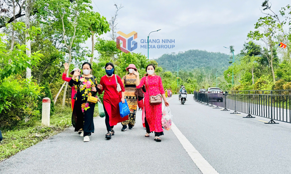 Rất đông người dân, du khách thập phương đang đổ về khu vực Cung Trúc Lâm Yên Tử, chuẩn bị nghinh đón xá lợi Đức Phật.