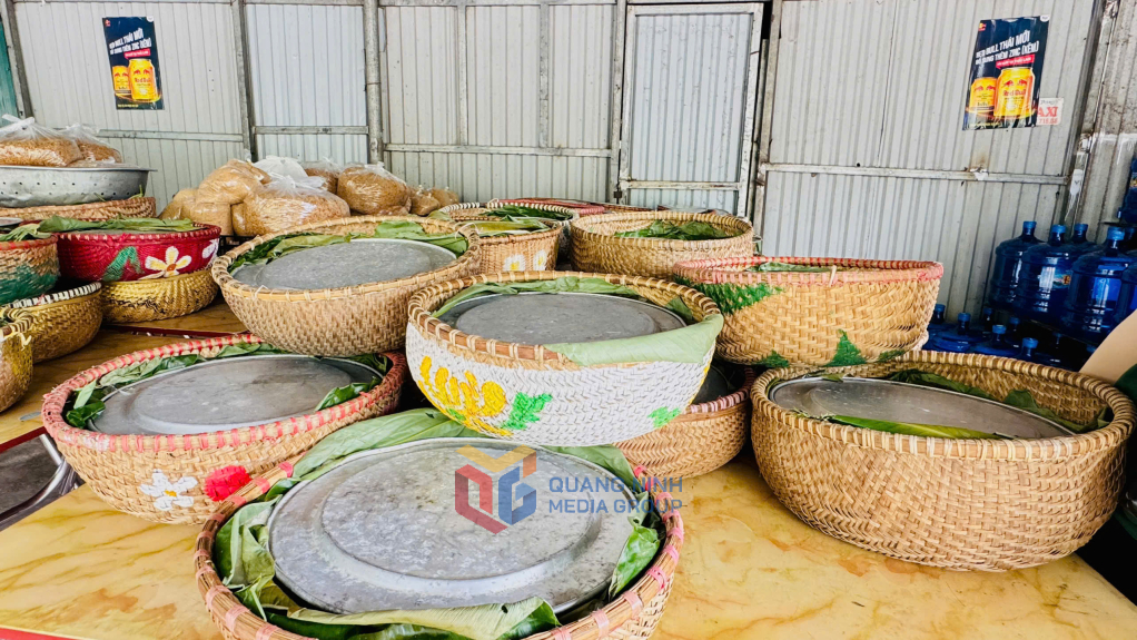Những thúng xôi vừa được nấu chín còn nóng hổi, chờ được đóng gói phát miễn phí cho tăng ni, phật tử, nhân dân đến chiêm bái có nhu cầu sử dụng.
