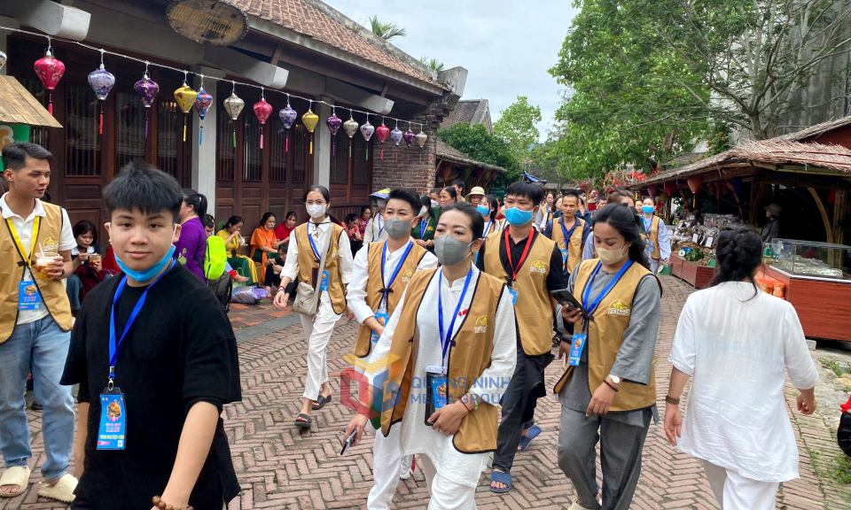Từng dòng người hành hương nối dài đổ về non thiêng Yên Tử, thành kính chờ đón xá lợi Đức Phật - biểu tượng linh thiêng của lòng tin và khát vọng hướng thiện.