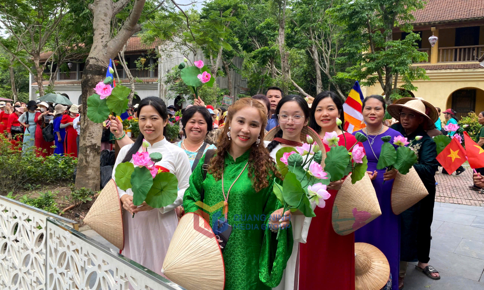 Nhiều người dân với trang phục áo dài truyền thống sặc sỡ sắc màu hân hoan, vui mừng chờ đợi khoảnh khắc được tận mắt nhìn thấy Xá lợi Đức Phật - bảo quốc Ấn Độ.