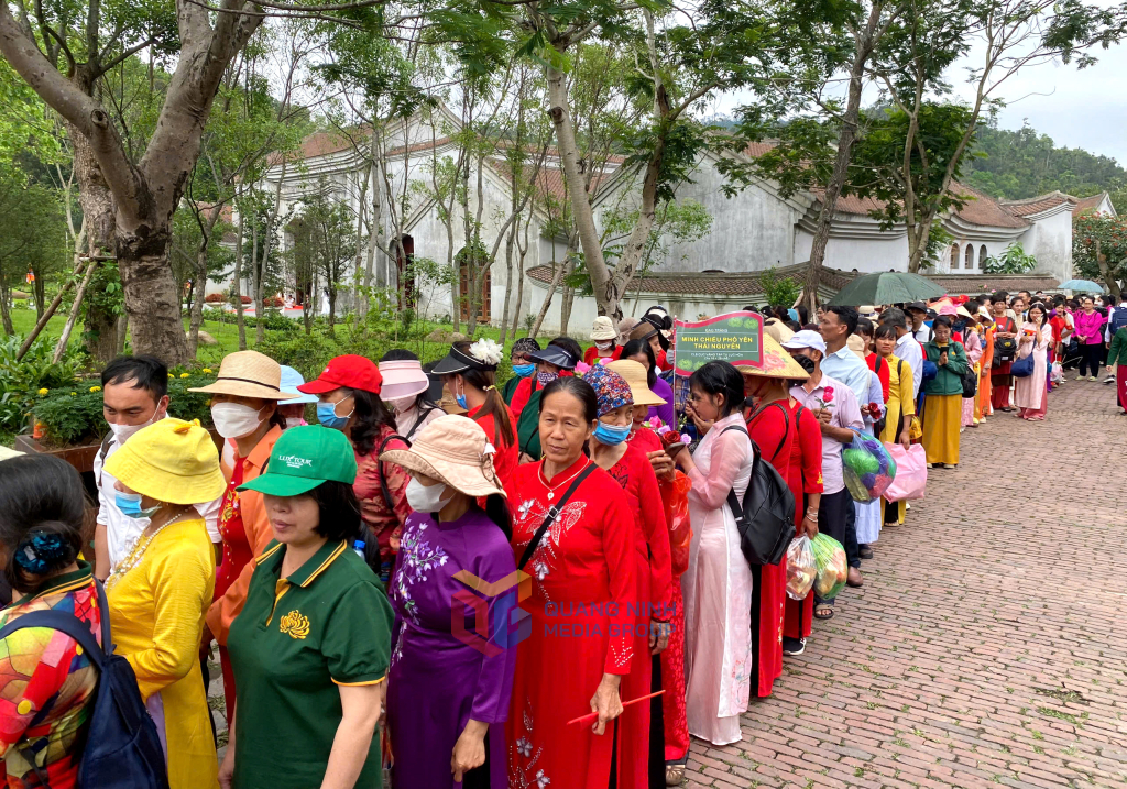 Biển người hành hương về non thiêng Yên Tử - nơi linh khí hội tụ, chờ đón xá lợi Đức Phật từ phương xa.